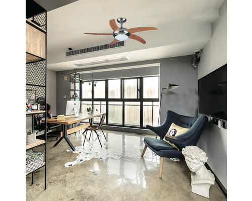 Spațiu de locuit cu ventilator de tavan, birou și zonă de relaxare