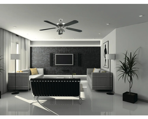 Cameră de zi luminoasă cu ventilator de tavan, canapele, lămpi de podea și plantă de interior