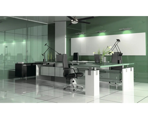 Birou cu birouri, scaune de birou și ventilator de tavan