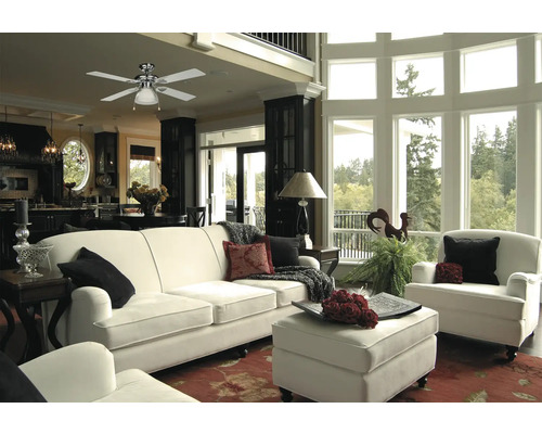 Cameră de zi luminoasă cu ventilator de tavan, canapea și fotolii