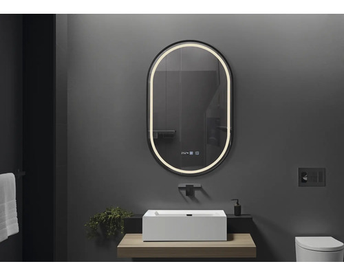 Baie modernă cu lavoar dreptunghiular, oglindă iluminată și pereți întunecați.