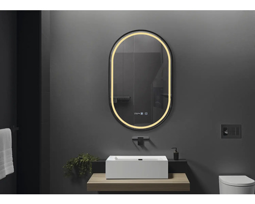 Baie modernă cu oglindă iluminată, chiuvetă și toaletă.