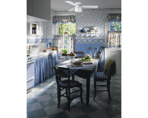 Bucătărie cu tapetă florală, textile în carouri și ventilator de tavan