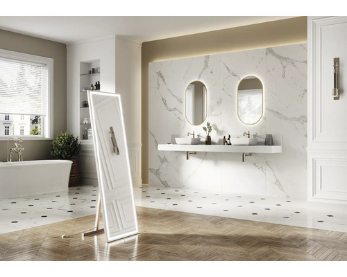 Baie luminoasă cu cadă, chiuvetă dublă și oglindă iluminată