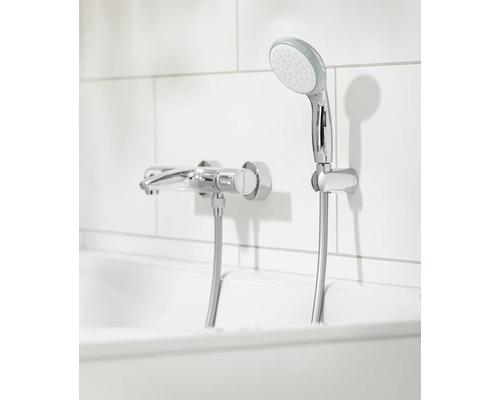 Baterie de duș aparentă și duș de mână în baie.