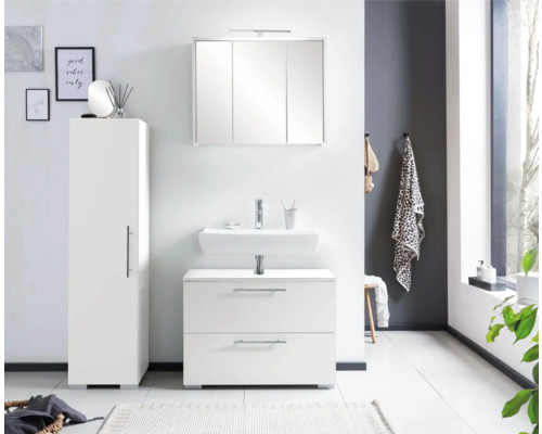 Scenă de baie cu dulap de bază alb pentru lavoar, dulap cu oglindă și dulap înalt pentru o ambianță luminoasă și organizată