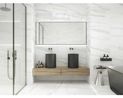 Baie modernă cu duș, chiuvetă dublă, oglindă și plăci de marmură