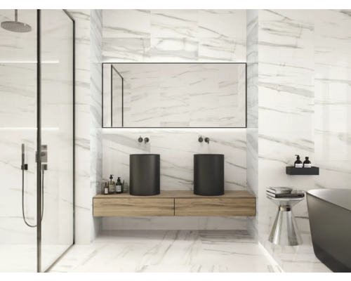 Baie luminoasă cu gresie de marmură, duș, două chiuvete și oglindă