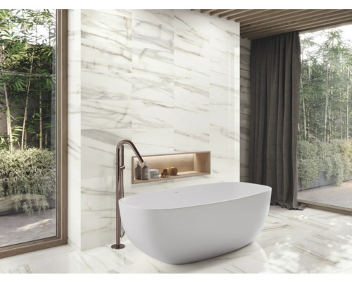 Baie cu cadă independentă, faianță de marmură și fereastră