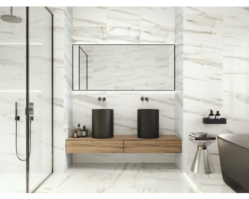 Baie luminoasă cu duș, lavoar cu două chiuvete aplicate și oglindă