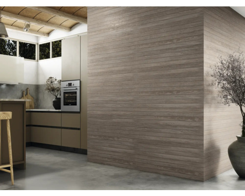 Bucătărie modernă cu placare de perete cu aspect de lemn care creează o atmosferă caldă și naturală