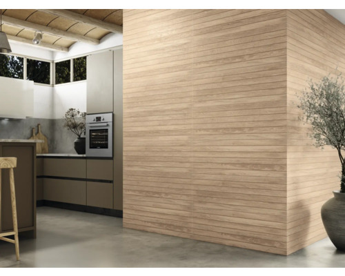 Interior luminos cu lambriuri din lemn și bucătărie modernă