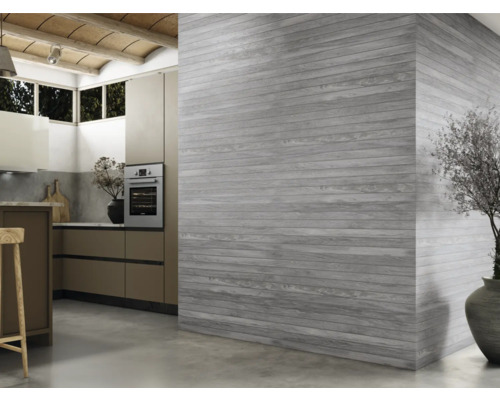 Bucătărie luminoasă cu perete cu lambriuri din lemn și decorațiuni