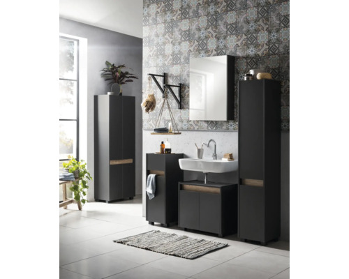 Baie modernă cu lavoar, oglindă, dulapuri și design decorativ pe perete