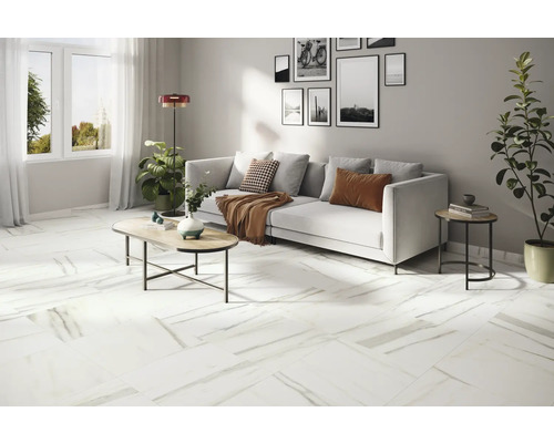 Living luminos cu pardoseală cu aspect de marmură, canapea, masă și decorațiuni