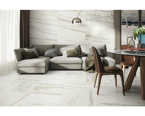 Cameră de zi luminoasă cu gresie de marmură, canapea și masă de sufragerie