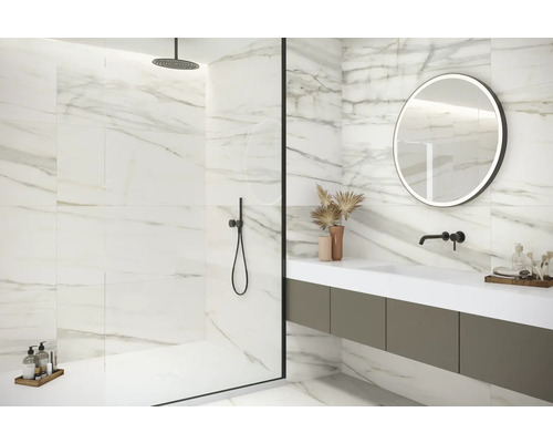 Baie modernă cu gresie de marmură, duș și chiuvetă