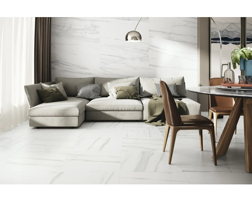 Living luminos cu gresie cu aspect de marmură, canapea și zonă de luat masa