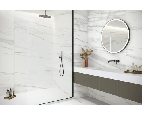 Baie modernă cu gresie de marmură, duș și dulap de lavoar cu oglindă