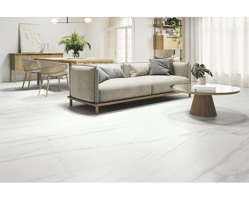 Living cu canapea, masă și gresie cu aspect de marmură.