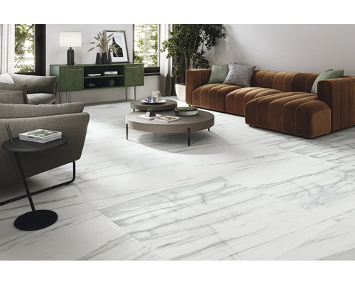 Cameră de zi cu podea din gresie de marmură albă, canapea maro și măsuță de cafea