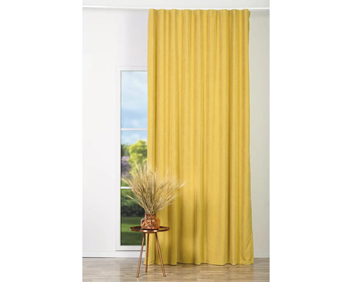 Perdea în fața ferestrei cu măsuță laterală și decorațiuni