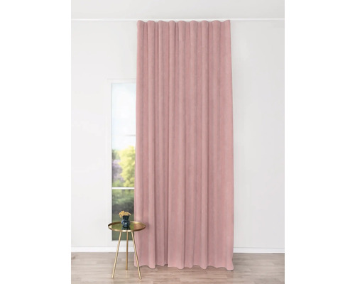 Cortină roz drapată în fața unei ferestre