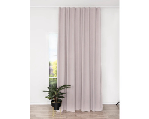 Cortină în fața ferestrei cu plantă de apartament