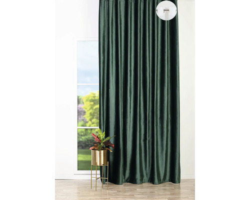 Cortină decorativă în fața unei ferestre și a unei plante de interior