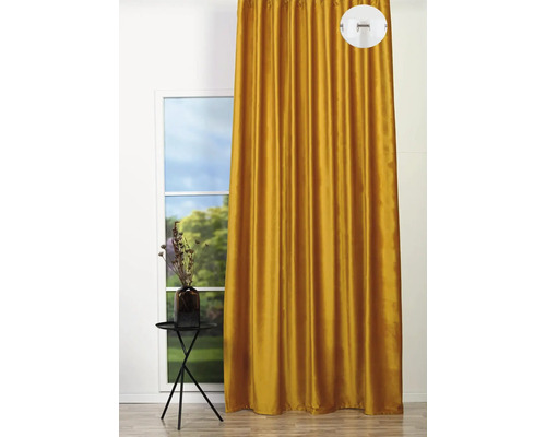 Cortină decorativă în fața unei ferestre cu o măsuță laterală și o vază cu flori