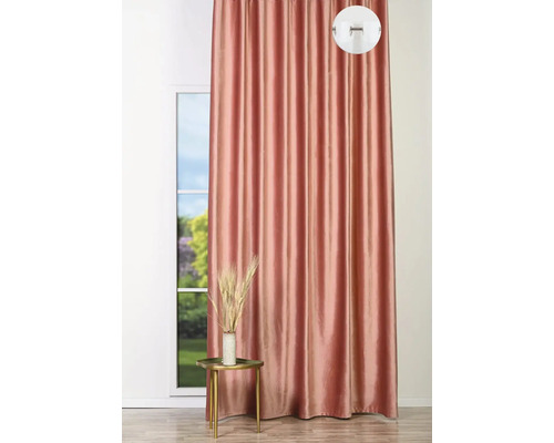 Cortină roz lângă o fereastră și o măsuță laterală