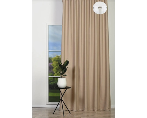 Ambient de living decorativ cu fereastră, perdea, plantă și măsuță laterală