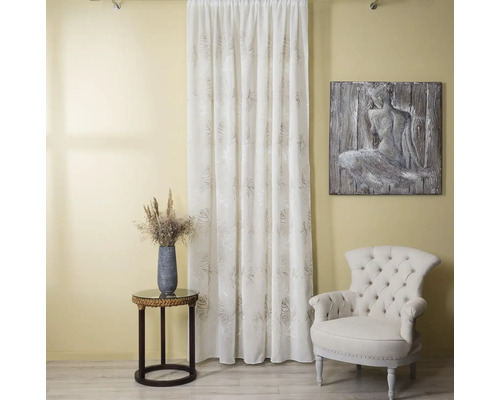 Scenă cu perdea albă, scaun și măsuță laterală cu vază de flori