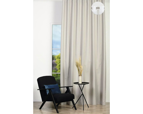 Cameră de zi cu fereastră, perdea, fotoliu și măsuță laterală