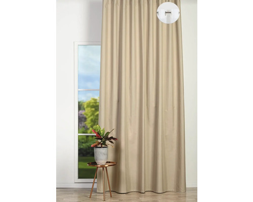 Perdea bej în fața unei ferestre cu plantă de apartament pe o măsuță