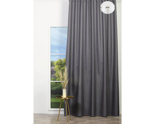 Panou de perdea gri în fața unei ferestre cu o decorație pe o masă