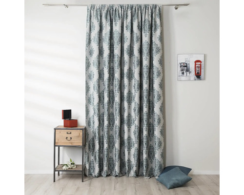 Cortină cu model în fața unui perete