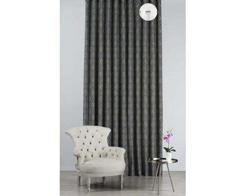 Cortină decorativă cu suspensie cu bandă de plisare lângă un fotoliu și o măsuță