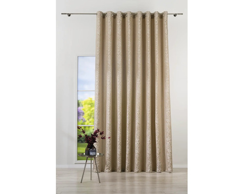 Șaluri decorative cu ochiuri pe o tijă de perdea în fața unei ferestre