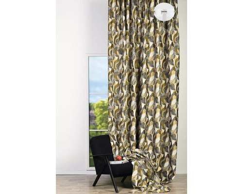 Cortină decorativă cu model în fața ferestrei și a fotoliului