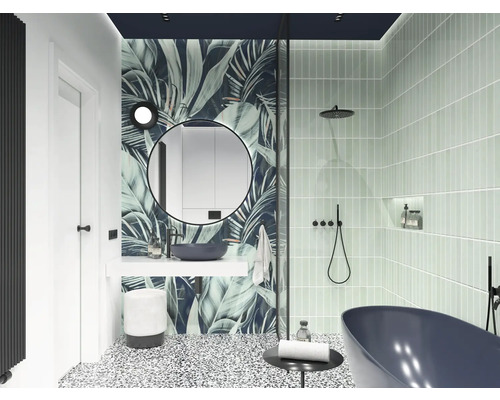 Baie modernă cu duș, lavoar, oglindă și decor de perete