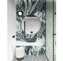 Baie modernă cu chiuvetă, oglindă și tapet cu motiv floral