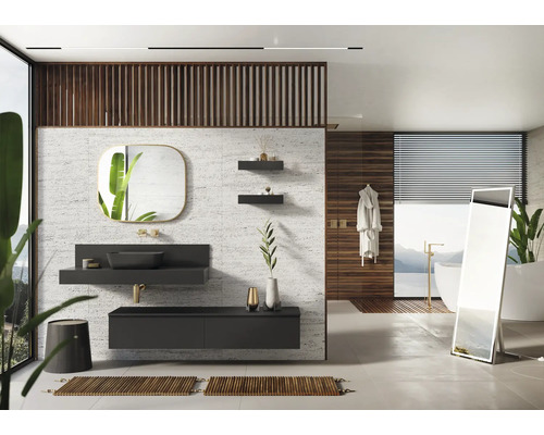 Baie luminoasă cu lavoar, oglindă, prosoape și decorațiuni