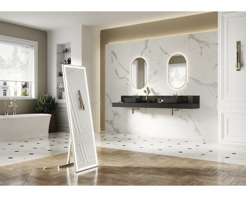 Baie luminoasă cu cadă, lavoare cu oglinzi și oglindă de sine stătătoare