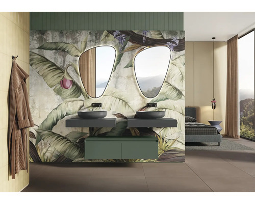 Baie modernă cu două chiuvete, oglinzi și tapet botanic.