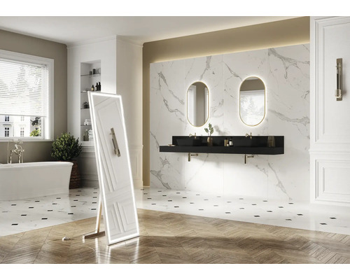 Baie luminoasă cu cadă, chiuvete, oglinzi și plăci ceramice cu aspect de marmură