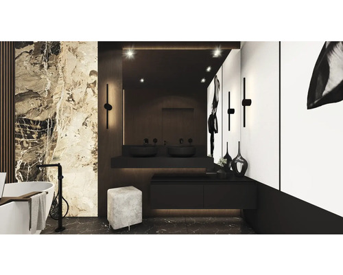 Baie modernă cu cadă, chiuvetă cu două lavoare, oglindă și iluminat.