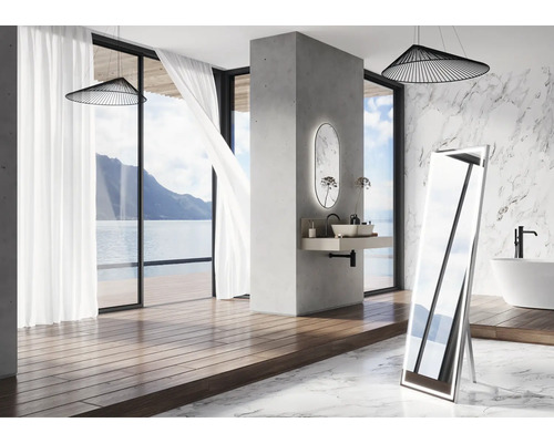 Baie cu oglindă de sine stătătoare, chiuvetă, cadă și vedere la mare