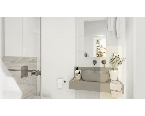 Baie luminoasă cu lavoar, oglindă și prosoape.