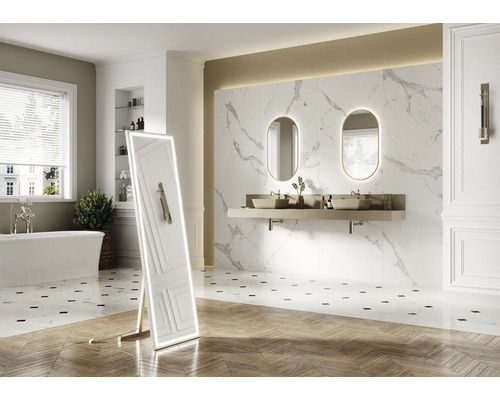 Baie luminoasă cu cadă, lavoar cu două chiuvete, două oglinzi iluminate și o oglindă de podea iluminată